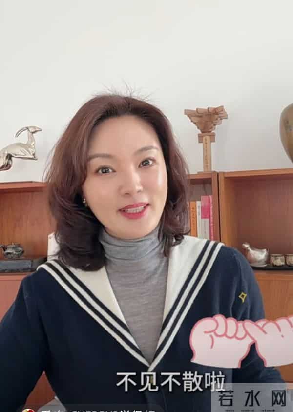 刘芳菲学院风穿搭出镜，卷发搭海军领开衫，优雅又精致