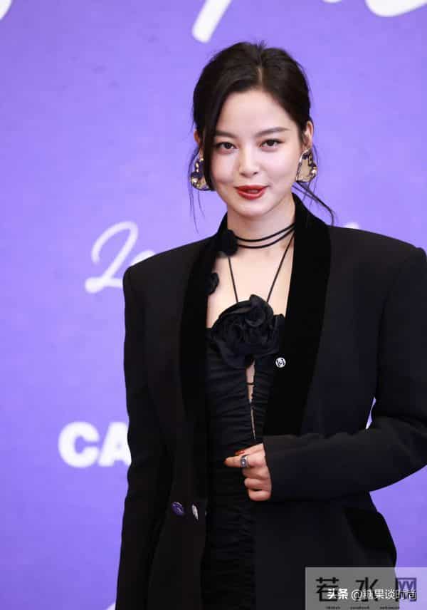 39岁辛芷蕾，还是那么的有女人味，身穿黑色西装+高跟鞋，真迷人