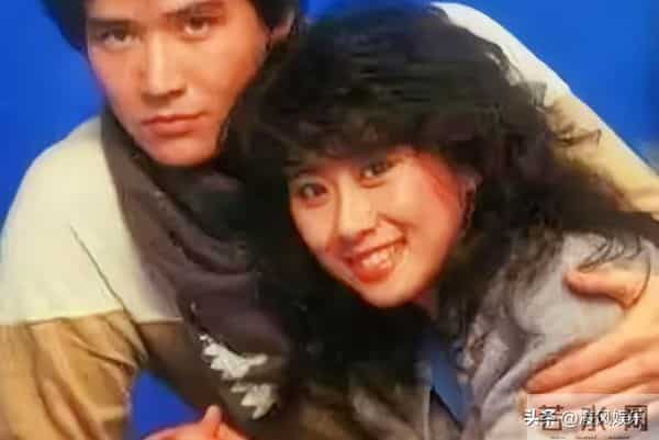 64岁费翔独居英国，房子自带超大花园，母亲去世后养猫为伴不孤单