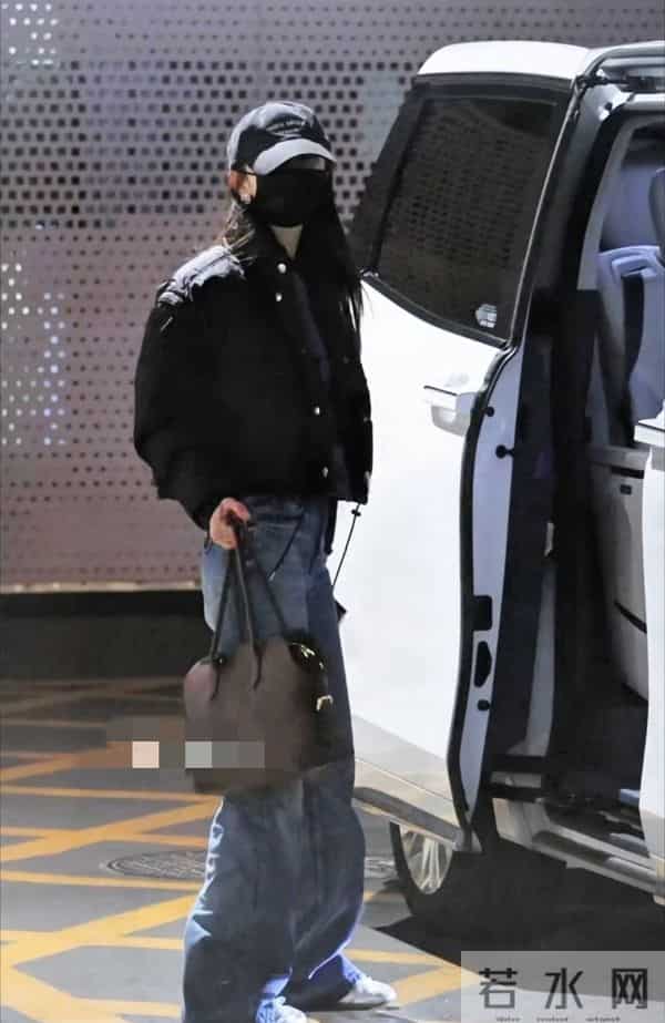 杨幂冬季出行穿搭，黑色短款羽绒绒服加牛仔阔腿裤，既保暖又时尚