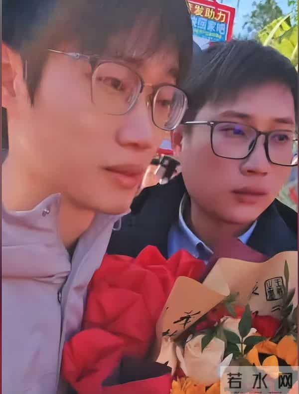 梁志辉露面了！五官随妈妈长相神似弟弟，80岁奶奶挤进人群送红包