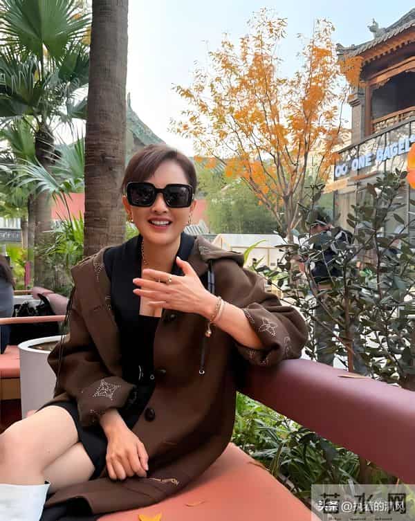 53岁的牛莉近照身材火辣，满身高奢