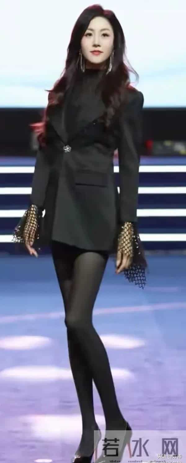 超模导师—徐敏，这颜值身材确实超出想象人间尤物，长相太神奇了