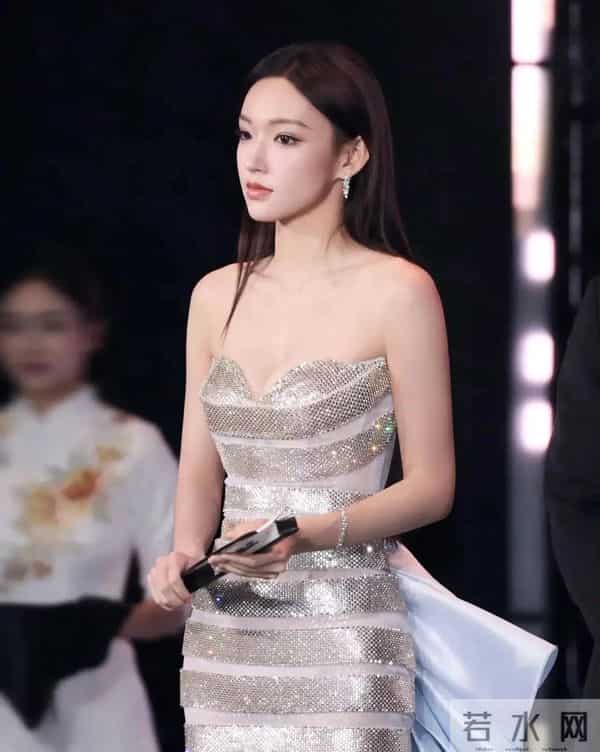 程潇抹胸礼服写真，身材太好了