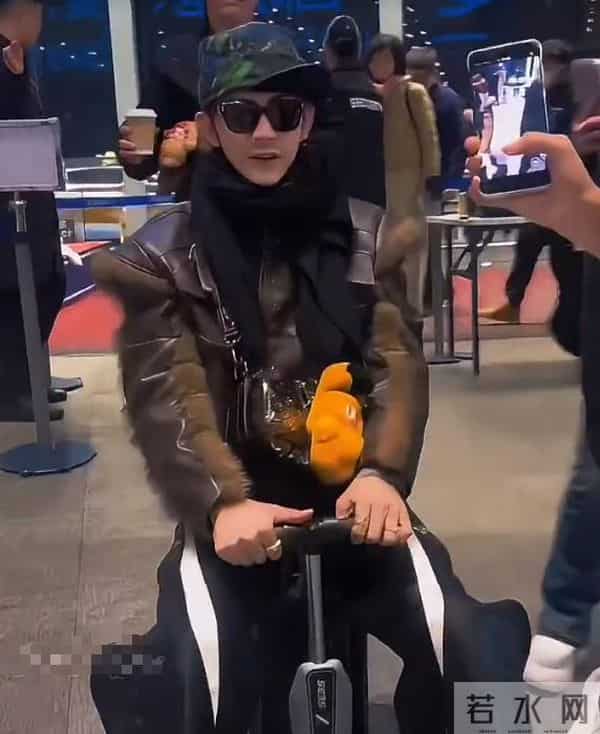 44岁“汪大东”颜值下跌，生图显老胡茬明显，牙齿不齐帅感全无