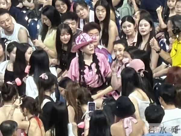 网友新加坡偶遇钟丽缇！粉衣闪帽少女感拉满，活力性格超圈粉