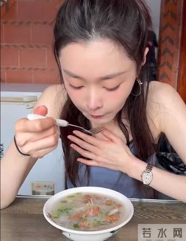 同样是奔三的女星，宋轶深夜素颜白到发光，虞书欣盛装出席被喷丑