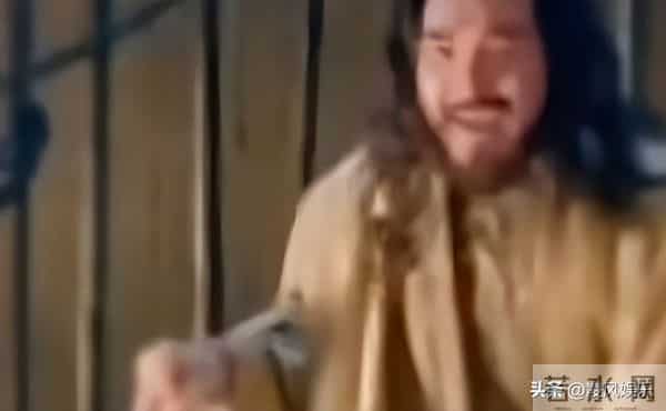 64岁费翔独居英国，房子自带超大花园，母亲去世后养猫为伴不孤单