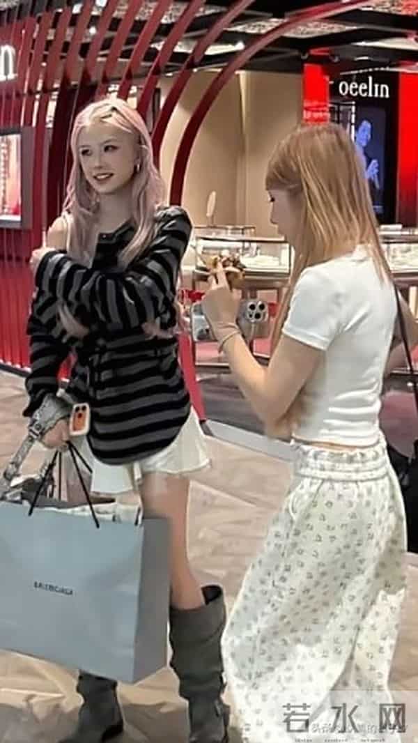 王思聪携网红香港游双下巴抢镜，王健林憔悴操劳，父子状态反差大