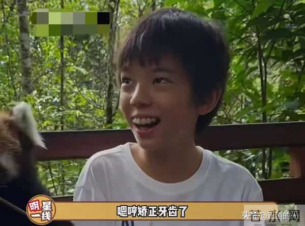 杜江带儿子看男篮比赛 嗯哼龅牙 两颊鼓像金鱼嘴 12岁身高近1米7