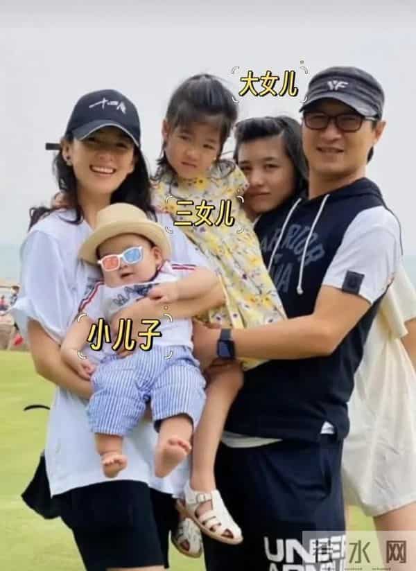 汪峰女儿小苹果晒出和男友的合照，官宣恋情，恭喜汪峰要当岳父了