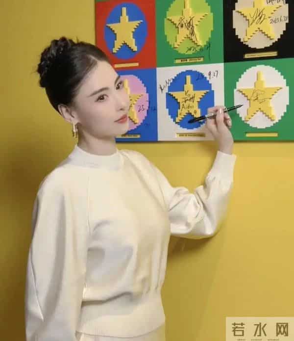 45岁张柏芝在上海街边被偶遇，穿着羽绒服，脸蛋圆润，真的好漂亮