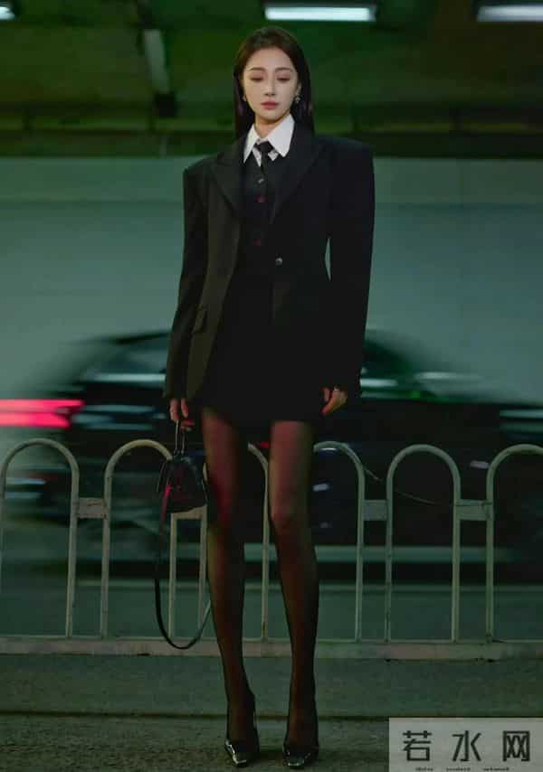 隆妮，白色衬衫黑色西装，黑色丝袜太诱人了