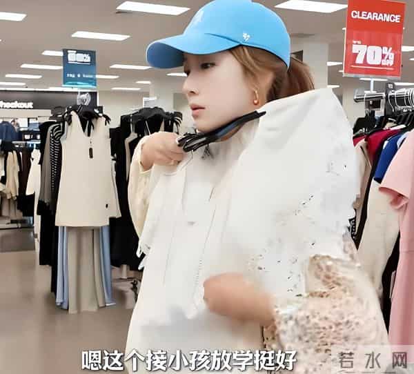 李念带3个孩子去美国，给13岁女儿买打折裙子，三代人同住大别墅