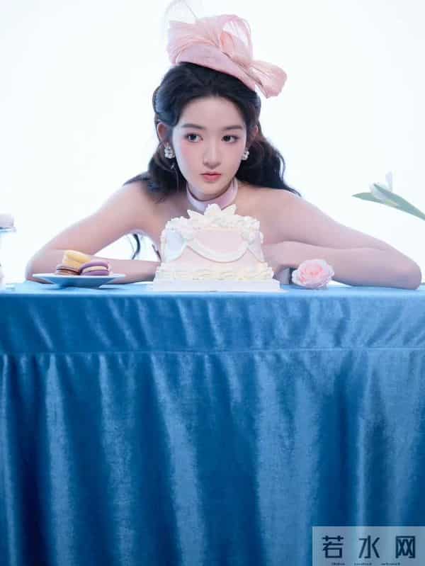 王玉雯抹胸粉粉嫩嫩