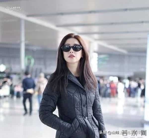 朱珠机场私服穿搭：菱格外套与阔腿裤结合，展现精致随性风格