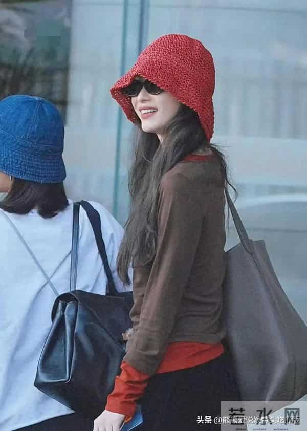 36岁倪妮太会穿了！假两件针织衫+黑裙+红帽，休闲随性又高级！