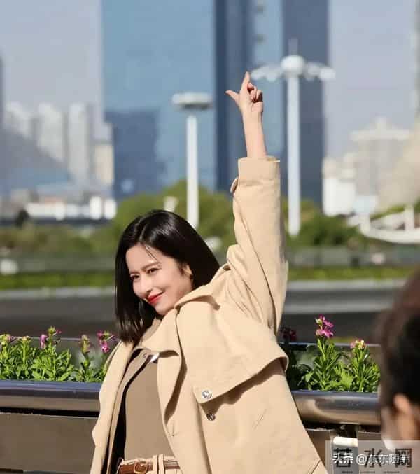 颖儿手机店被偶遇，生图皮松肉垮还歪嘴，穿超短裙腿白嫩还修长