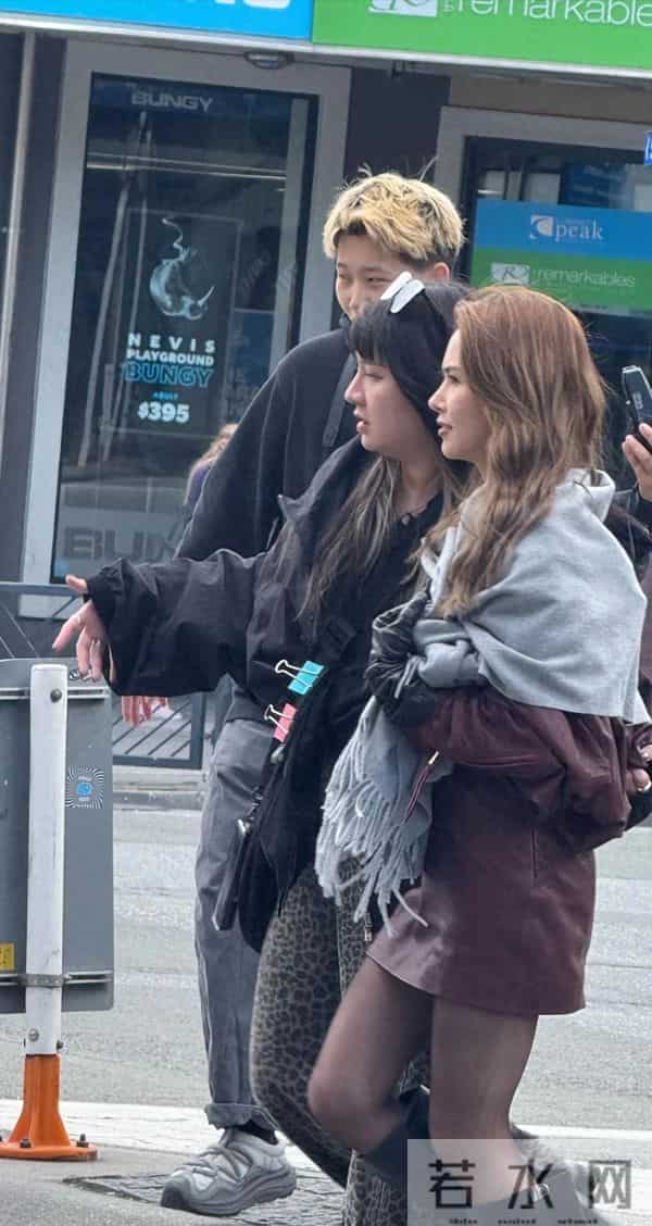 昆凌短裙黑丝袜长皮靴新西兰拍摄，近距离看真美！