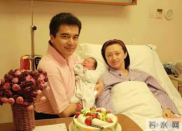 许亚军和儿子同框拍摄时尚大片，这是他和前妻何晴的孩子，叫许何