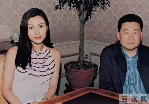 靠妹妹李嘉欣介绍，嫁给十亿富豪的李嘉明，一家人都不是省油的灯