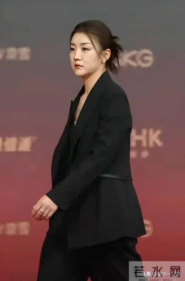 陈梦穿深V黑西装 手插裤兜走路带风 女强人既视感 不打球气场也好强