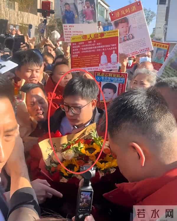 梁志辉露面了！五官随妈妈长相神似弟弟，80岁奶奶挤进人群送红包