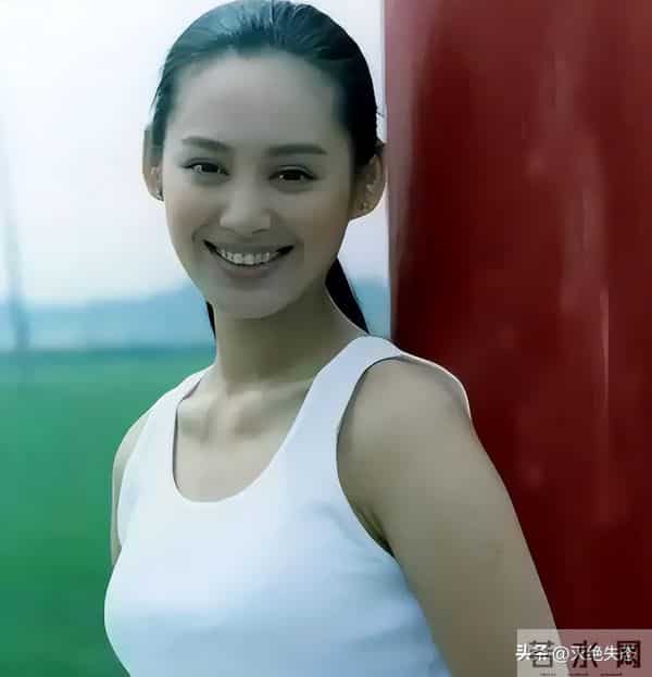 她是胡歌深爱、刘烨难忘的女人，受央视力捧多年，至今没能走红