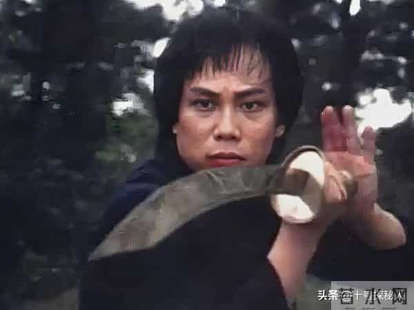 “陈真”梁小龙：定居成都当老板，77岁身手矫健，儿女双全很幸福