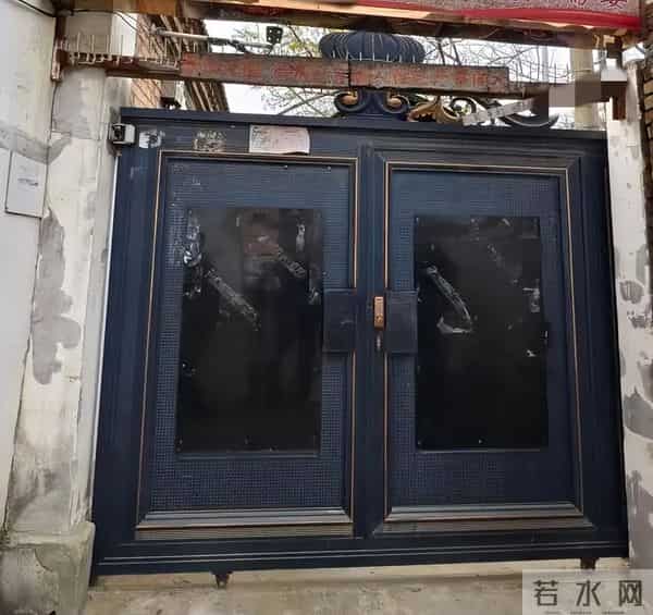 院门曾两度被砸，不时有举止怪异人士造访，大衣哥家各个角落装监控，大门上方还装了一排铁钉
