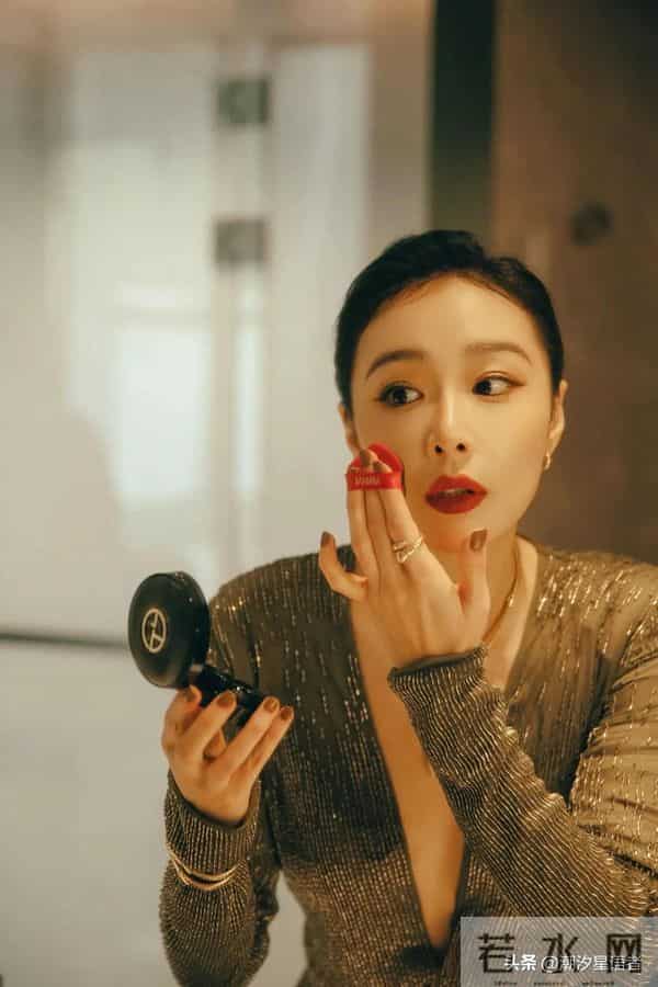 高叶新造型杀疯：“大嫂”的闪裙红唇，贵气是装不出来的