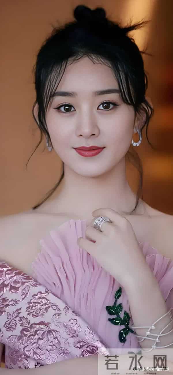 鎏金裙装衬着浅笑，每一缕光影都在诉说她的明媚