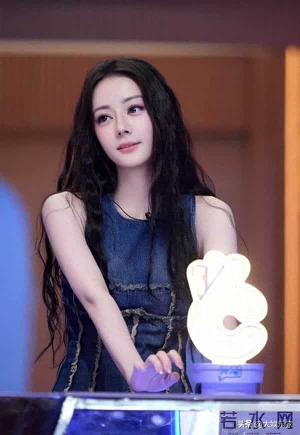 评论区大翻车！迪丽热巴最新活动状态！生图曝光引医美过度争议