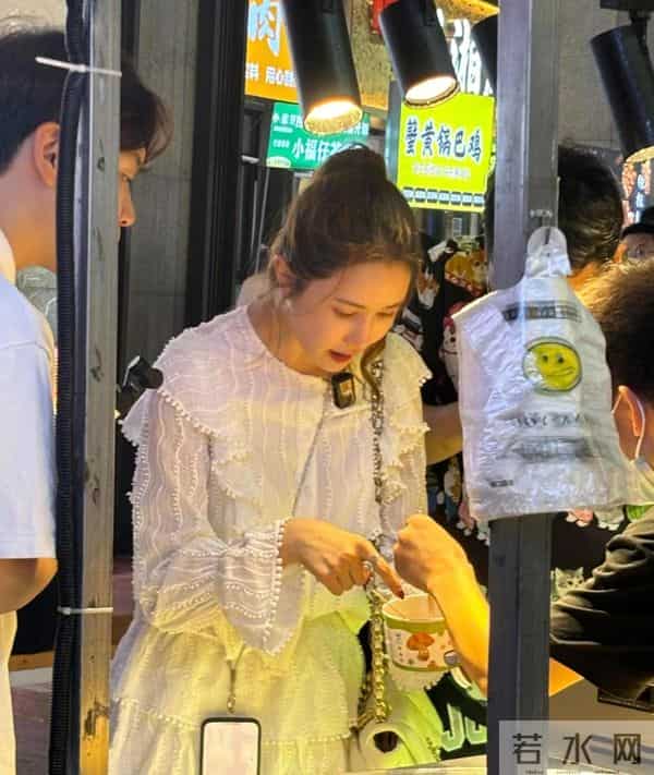 李多海在上海逛夜市，打扮像清纯女大学生，全程用中文和店家沟通