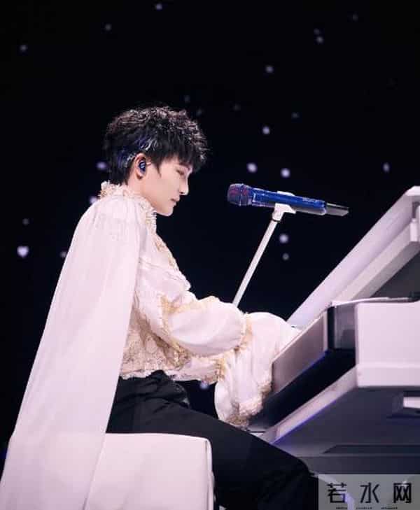 一场生日，戳穿了58岁那英的江湖地位，周深确实一个字都没说错