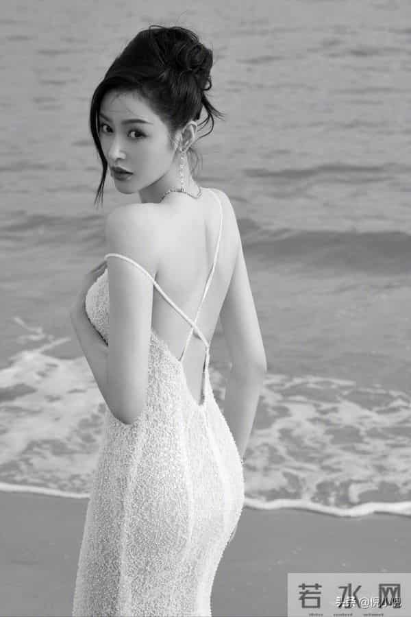 张天爱也太美了！透视吊带裙，身材婀娜多姿
