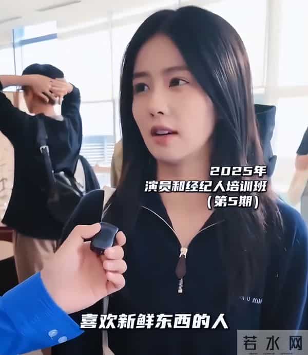 白鹿素颜接受采访，皮肤白皙像女高中生，大方得体不怯场