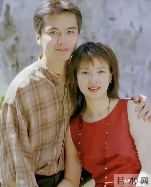 许亚军和儿子同框拍摄时尚大片，这是他和前妻何晴的孩子，叫许何