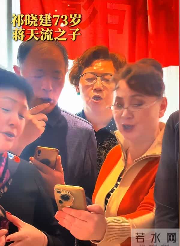 上影演员二代大聚会！75岁灯灯领衔唱夕阳红，他打扮很“非主流”