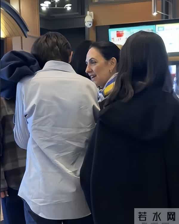 刘烨妻子安娜带娃看演出！14岁诺一跟妈妈撒娇超暖，妹妹都笑大哥