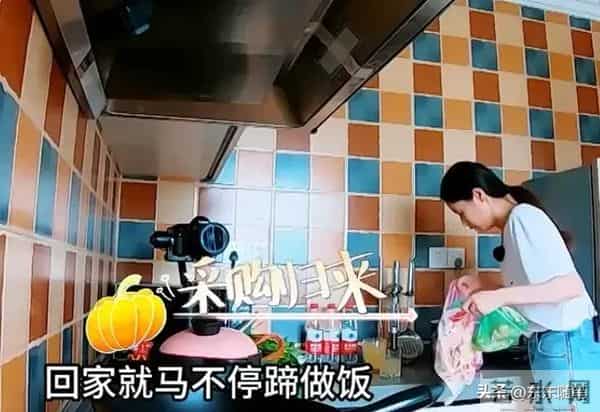 颖儿手机店被偶遇，生图皮松肉垮还歪嘴，穿超短裙腿白嫩还修长