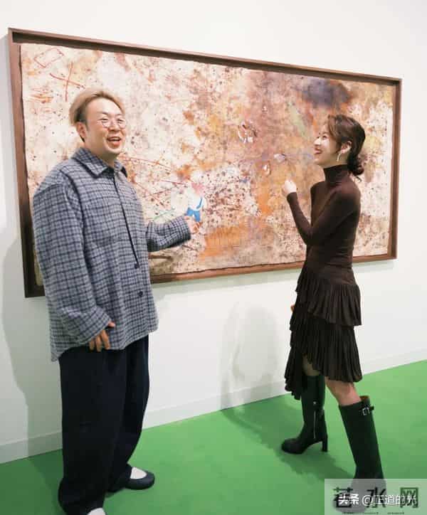 章泽天素颜皮肤紧致似少女 又和杜海涛伦敦同框 一起吃饭比耶合影