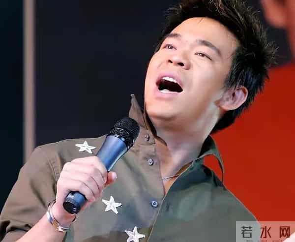 57岁孙浩街头失态太败好感！300米公厕懒得走老戏骨口碑彻底崩了