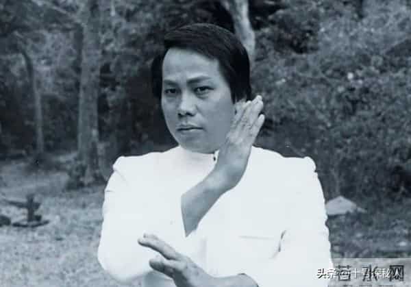 “陈真”梁小龙：定居成都当老板，77岁身手矫健，儿女双全很幸福