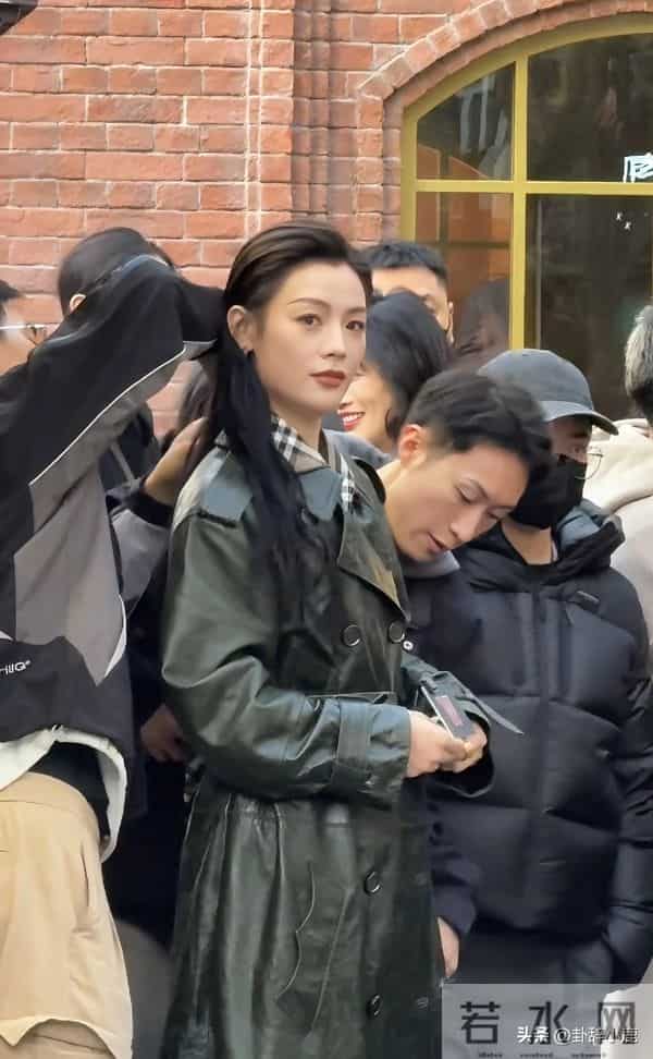 陈丽君现身北京王府井，一身绿皮风衣搭配湿发，美得毫不费力！