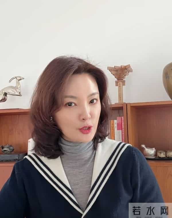 刘芳菲学院风穿搭出镜，卷发搭海军领开衫，优雅又精致