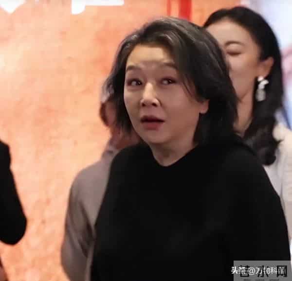 57岁江珊近照曝光，脸垮嘴斜，满头白发，女神成老太，让人太心酸