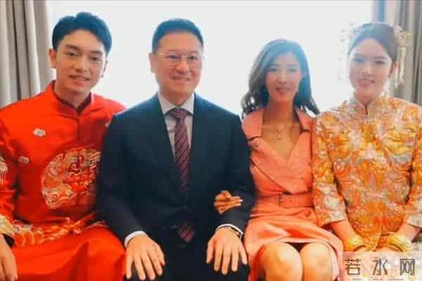 靠妹妹李嘉欣介绍，嫁给十亿富豪的李嘉明，一家人都不是省油的灯