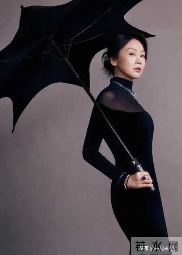 闫妮笑起来的梨涡依旧,眼神清澈明亮,美得如此真实、自然的女神