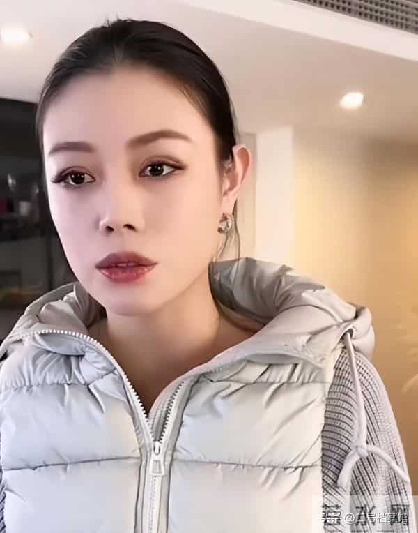 风水轮流转，汪峰20岁女儿小苹果，终究走上了亲妈葛荟婕的老路